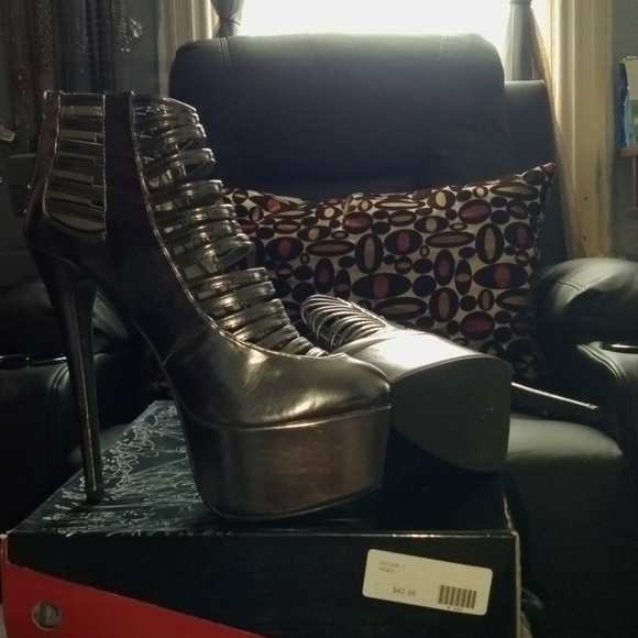 Stylish Silver/Pewter Women's Heels - Picture 7 of 11